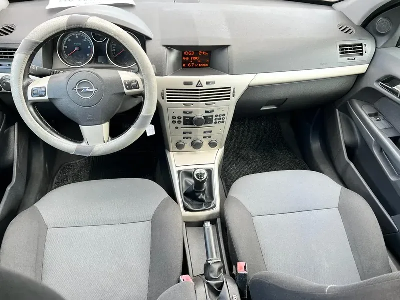 Opel Astra 1.3 CDTi Edition, fotografia 11