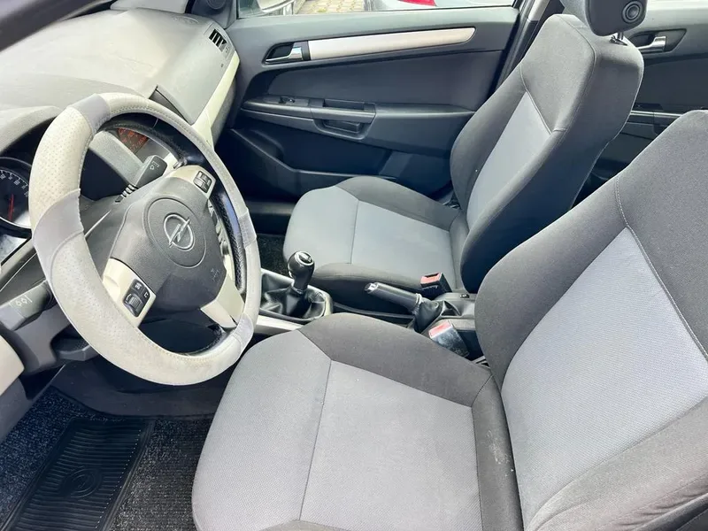 Opel Astra 1.3 CDTi Edition, fotografia 3