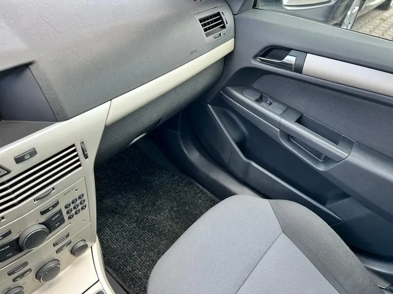 Opel Astra 1.3 CDTi Edition, fotografia 12
