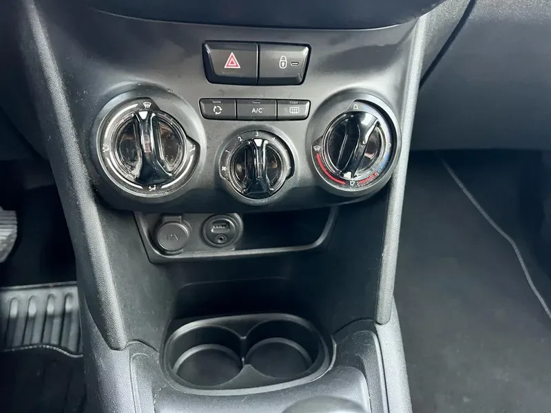 Peugeot 208 1.2 PureTech Style, fotografia 9