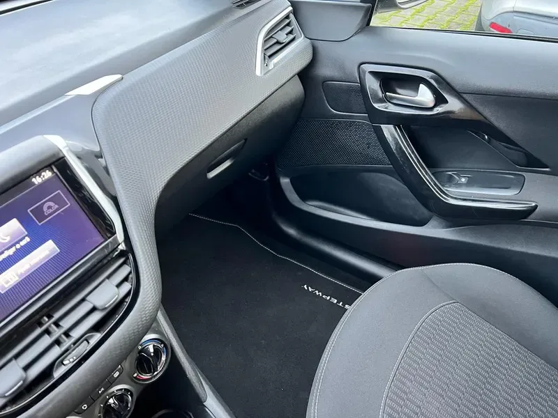 Peugeot 208 1.2 PureTech Style, fotografia 16