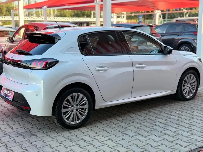 Peugeot 208 1.5 BlueHDi Allure Pack, fotografia 1