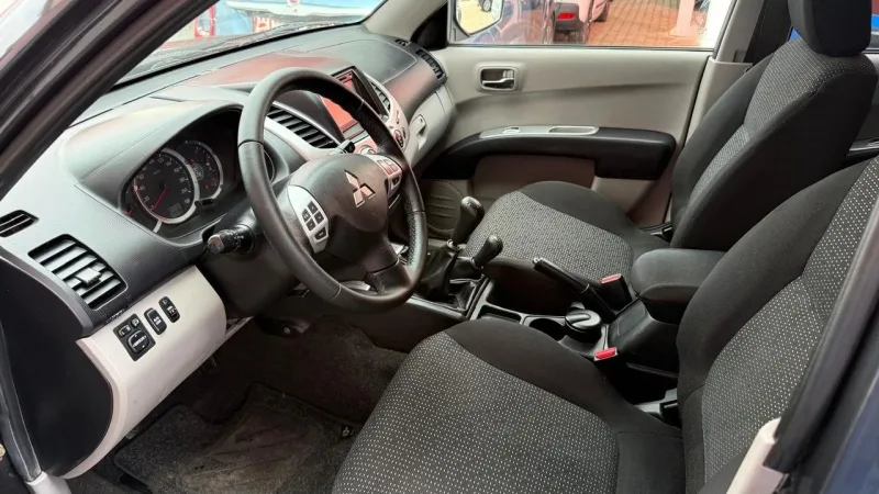 Mitsubishi L200 2.5 DI-D CD Invite CC 4WD, fotografia 4