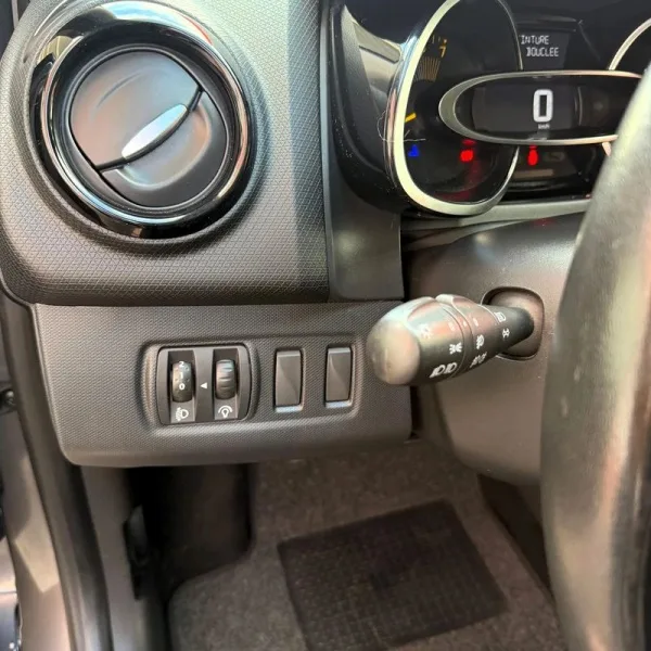 Renault Clio 0.9 TCe Limited Edition, fotografia 12