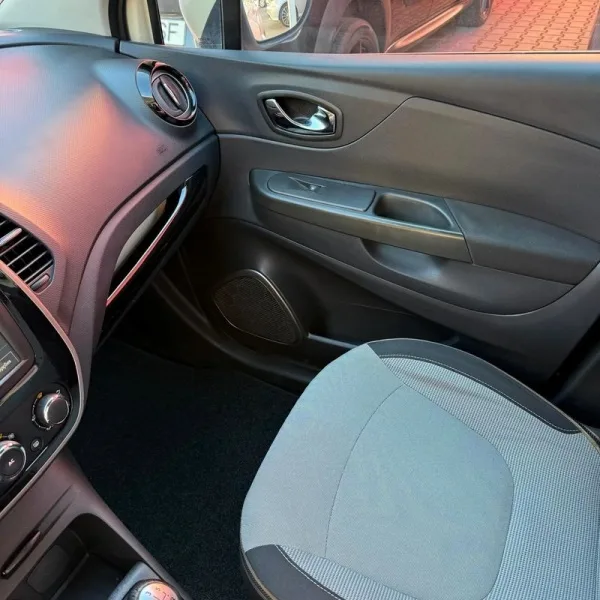 Renault Captur 0.9 TCE Exclusive, fotografia 11