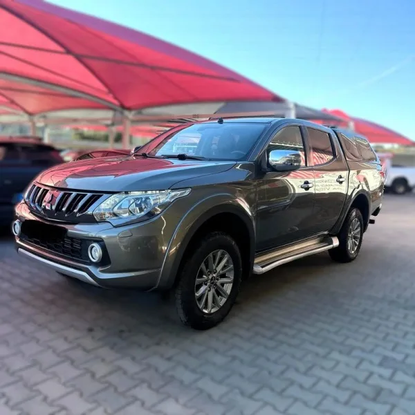 Mitsubishi L200 2.4 DI-D CD Sport Strakar 4WD, fotografia 1