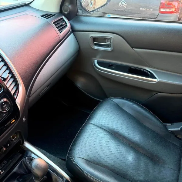 Mitsubishi L200 2.4 DI-D CD Sport Strakar 4WD, fotografia 9