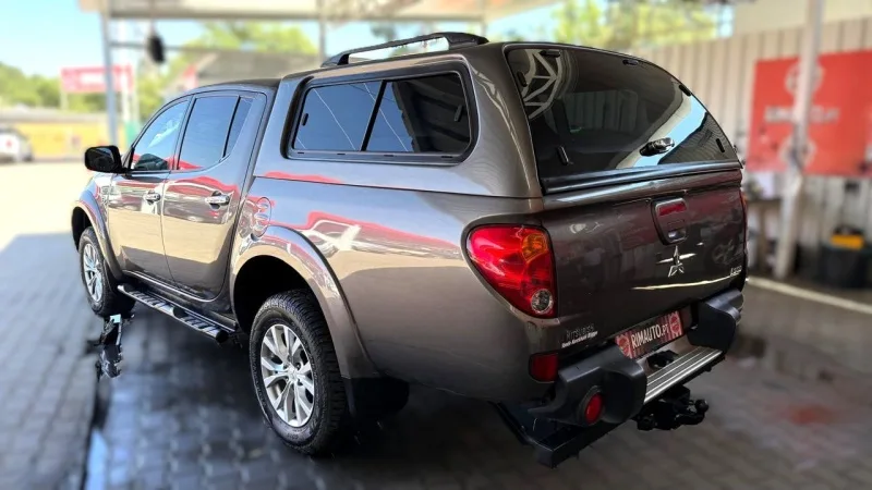 Mitsubishi L200 2.4 DI-D CD Instyle Strakar 4WD, fotografia 2